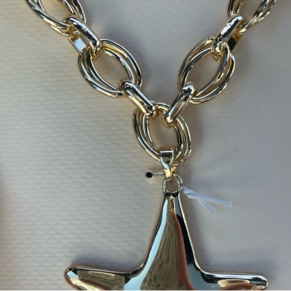 STAR!!! Gold tone link necklace!! New in box - Picture 3 of 4